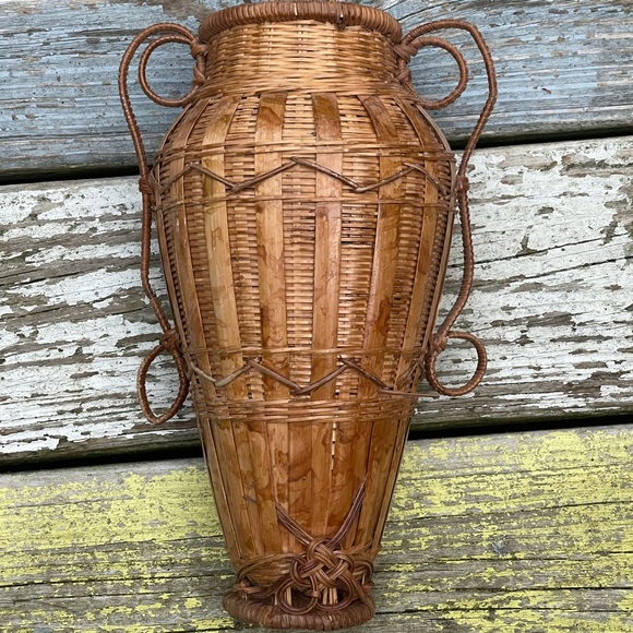 Retro Vintage Hanging Wicker Urn Shaped Wall Vase with Scrolling - Picture 4 of 13